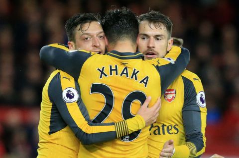 Arsenal venció al Boro y mantiene la esperanza de Champions