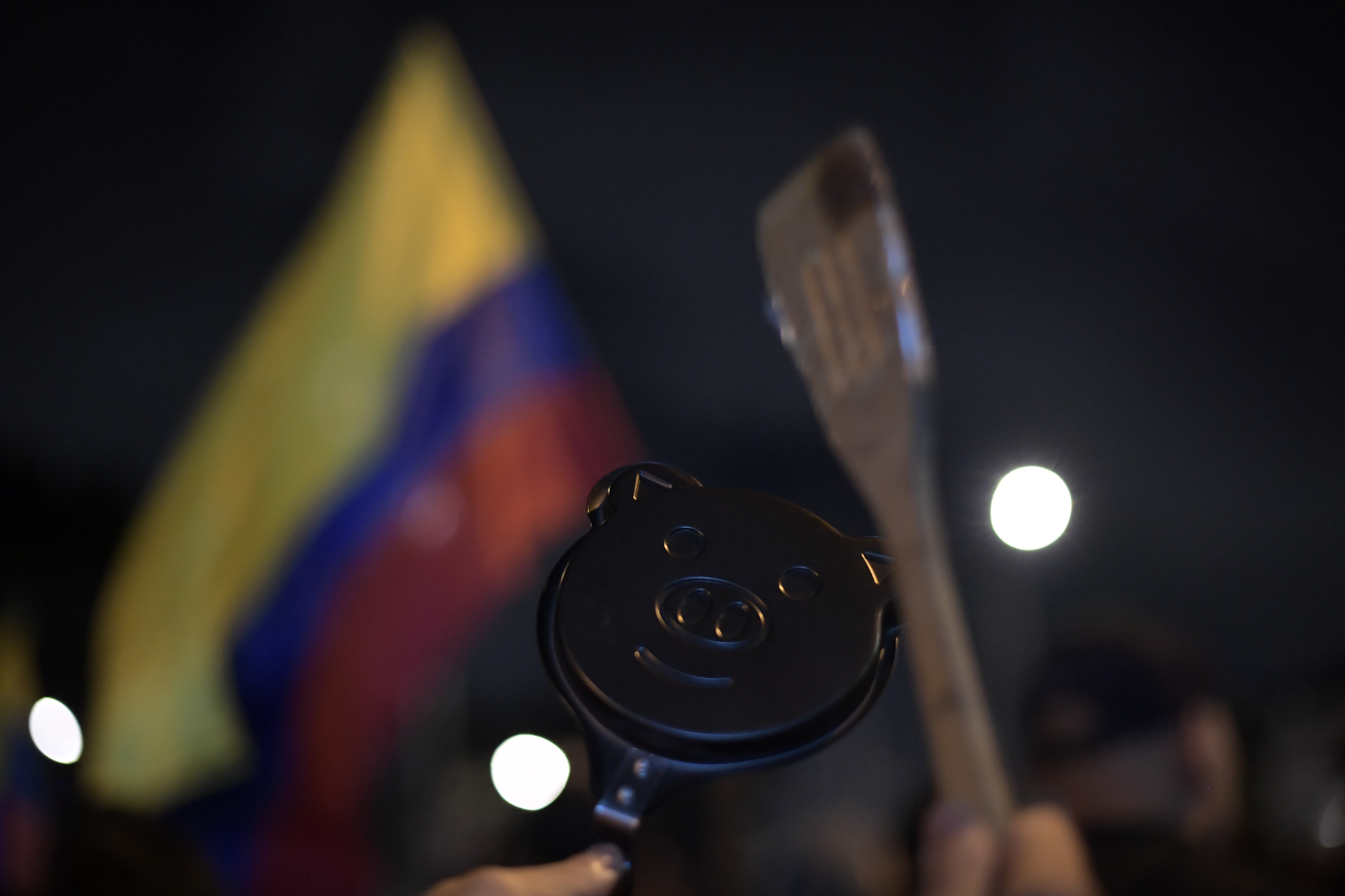 Cientos de manifestantes llevan pancartas y cacerolas mientras entonan “Colombia, tierra querida” y arengas en favor al paro nacional.