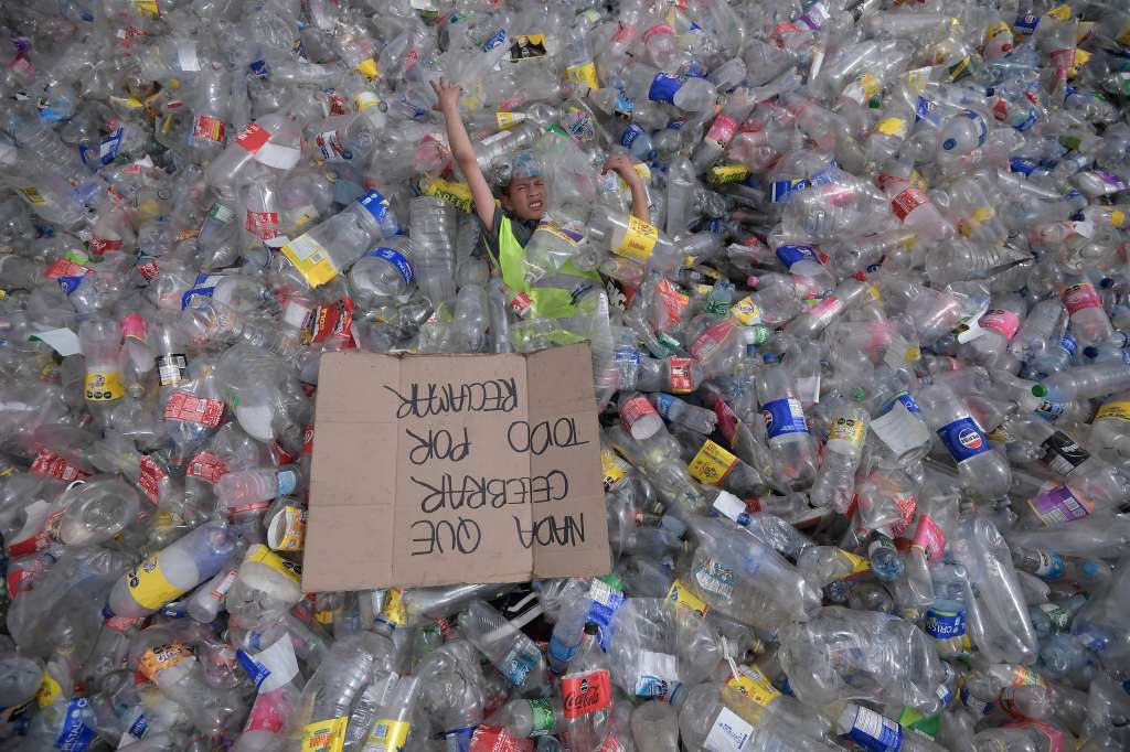 Con 9 toneladas de basura plástica "PET" regadas en la Plaza de Bolívar, miembros de la Asociación Nacional de Recicladores de Colombia llegaron en la mañana de este lunes para realizar una protesta simbólica para denunciar,  lo que aseguran son pagos injustos por este material que se ha reducido en al menos un 50 %.