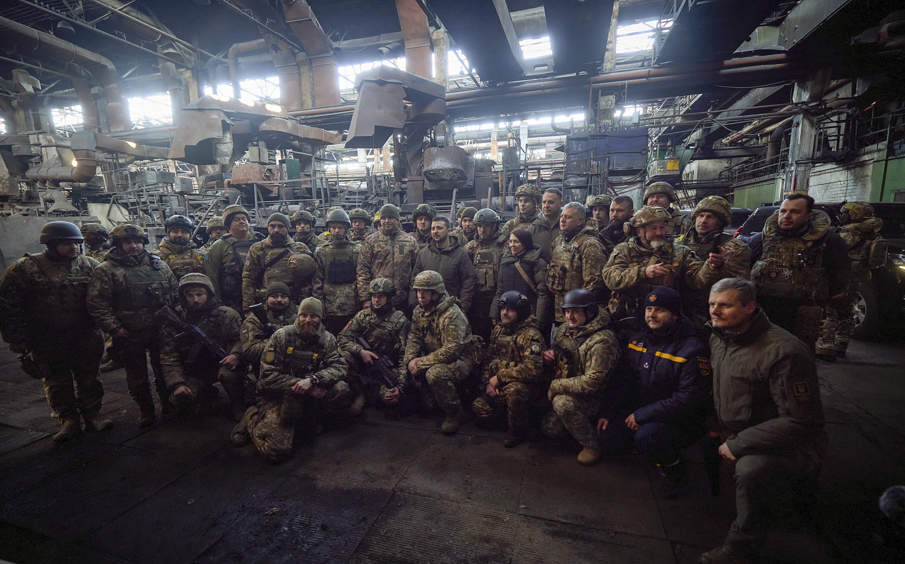 Bakhmut (Ukraine), 20/12/2022.- A handout photo made available by the Ukrainian Presidential Press Service shows Ukraine's President Volodymyr Zelensky (C) meeting Ukrainian servicemen during his visit to Bakhmut, Donetsk region, eastern Ukraine, 20 December 2022, amid Russia's invasion. Zelensky visited the frontline city of Bakhmut where he presented state awards to Ukrainian military personnel, the Ukraine's Presidential office said in a statement. Russian troops entered Ukraine on 24 February 2022 starting a conflict that has provoked destruction and a humanitarian crisis. (Rusia, Ucrania) EFE/EPA/UKRAINIAN PRESIDENTIAL PRESS SERVICE HANDOUT -- MANDATORY CREDIT: UKRAINIAN PRESIDENTIAL PRESS SERVICE -- HANDOUT EDITORIAL USE ONLY/NO SALES