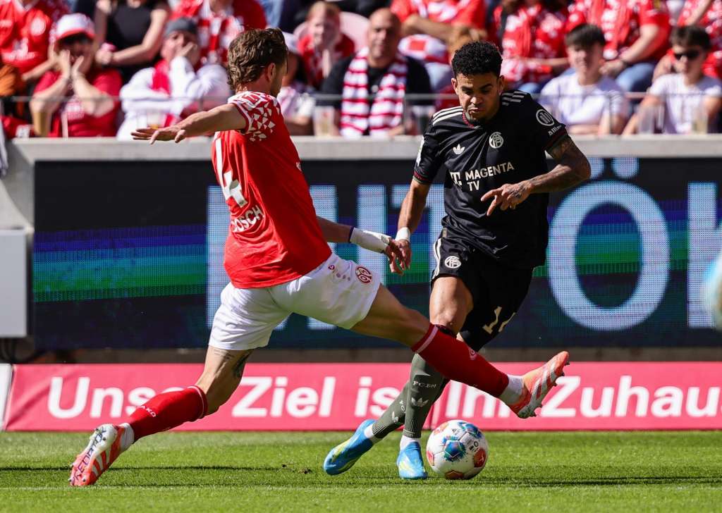 MAINZ (Germany), 25/04/2026.- Stefan Posch of Mainz (L) in action against Luis Diaz of Munich (R) during the German Bundesliga soccer match between 1. FSV Mainz 05 and FC Bayern Munich in Mainz, Germany, 25 April 2026. (Alemania) EFE/EPA/RONALD WITTEK CONDITIONS - ATTENTION: The DFL regulations prohibit any use of photographs as image sequences and/or quasi-video.