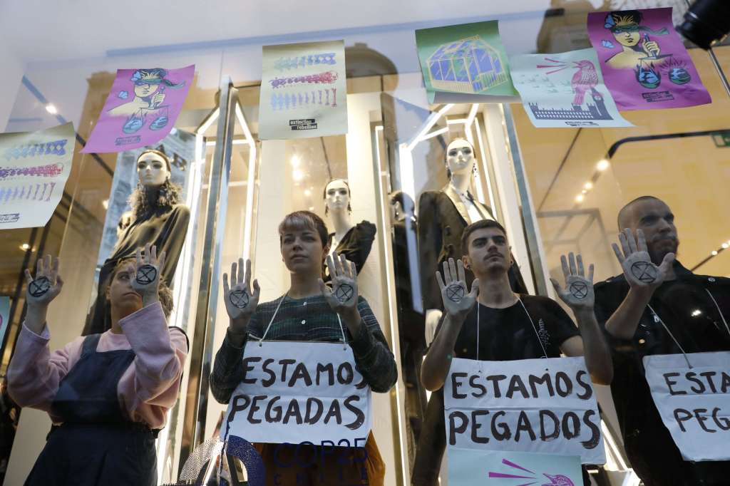 Activistas irrumpen en tienda Zara de Madrid para pedir "justicia climática"