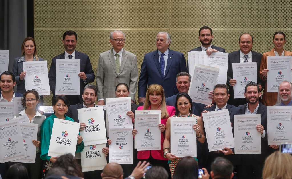 MEX8719.CIUDAD DE MÉXICO (MÉXICO), 26/06/2023.- El secretario de Turismo de México, Miguel Torruco Marqués (c-d), posa hoy junto a secretarios de Turismo de diferentes estados mexicanos, durante la presentación de los nuevos destinos turísticos que recibirán el título de “Pueblos mágicos”, en Ciudad de México (México). México reconoció este lunes un total de 45 nuevos localidades como "pueblos mágicos" con lo que suma ya 177 en todo el territorio nacional, informó el titular de la Secretaría de Turismo (Sectur) Miguel Torruco Marqués. EFE/ Isaac Esquivel