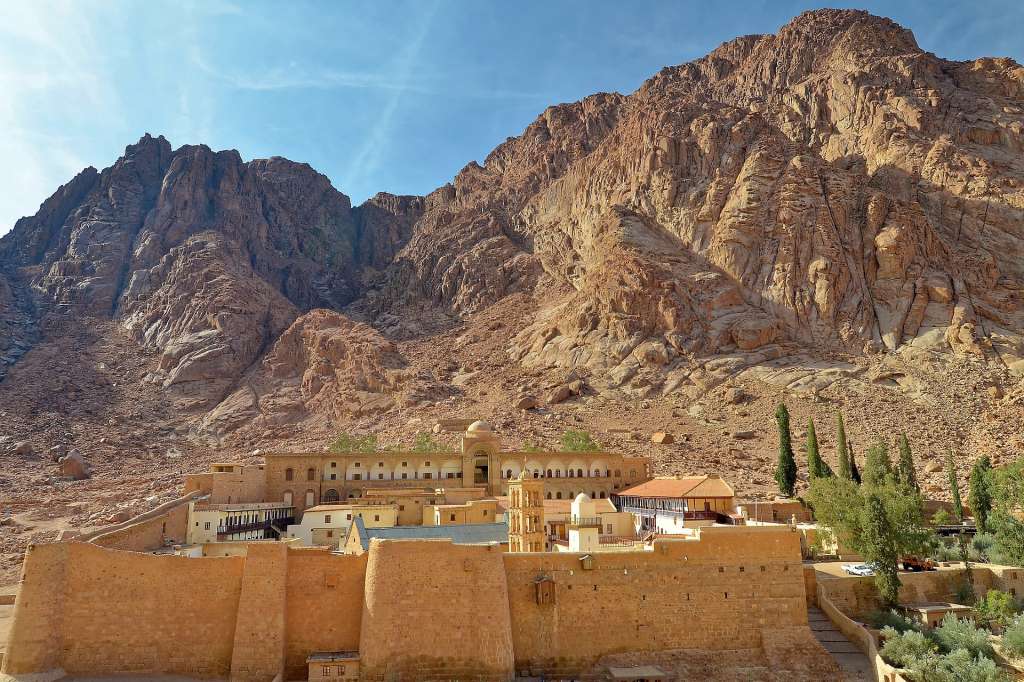 El Monasterio de Santa Catalina está situado en la boca de un cañón de difícil acceso a pies del monte Sinaí, en Egipto.