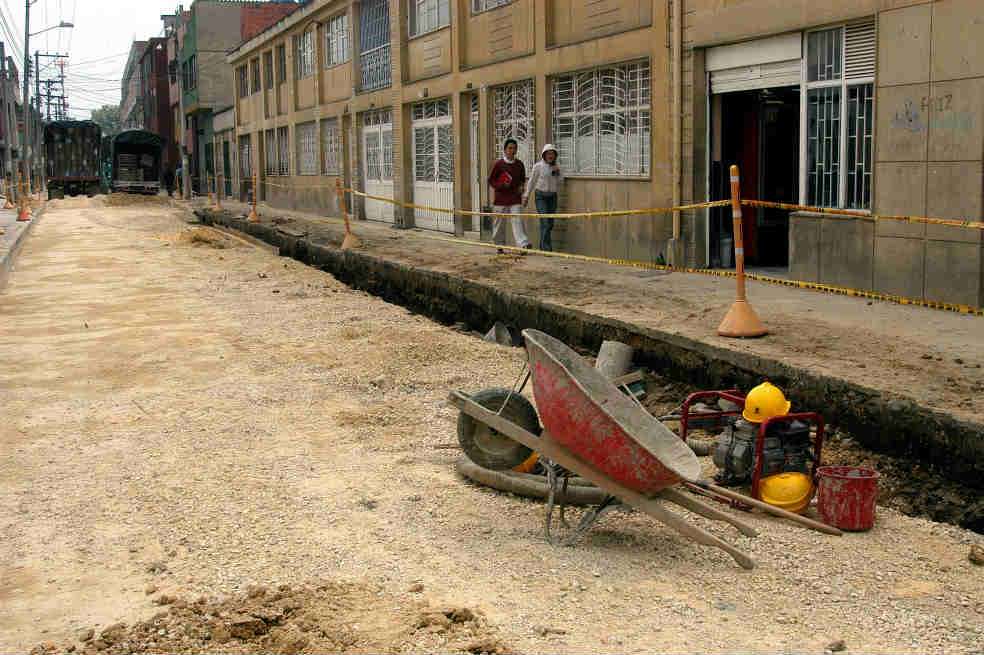 Según la circular del alcalde Gustavo Petro, el 40% de los presupuestos locales deberá invertirse en malla vial. /Archivo