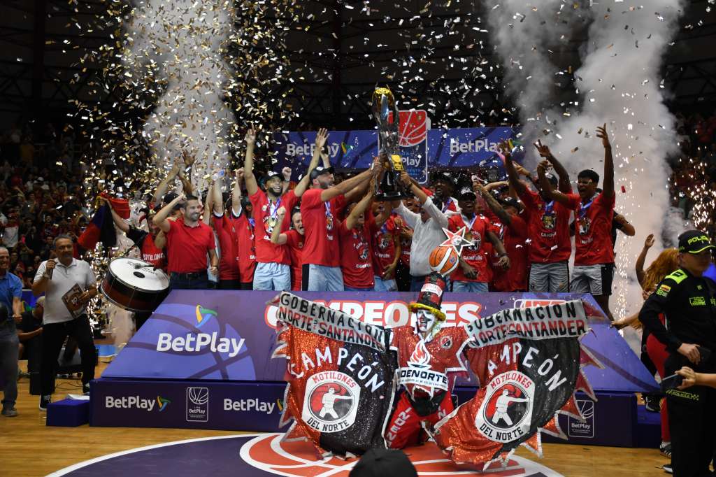 Los jugadores de Motilones del Norte celebran el título de la liga profesional.