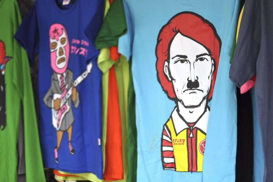 Camisetas con el rostro de Hitler, vallas publicitarias con el dictador alemán, fiestas escolares de temática nazi o políticos que saludan al Führer en el Parlamento, son algunos ejemplos de simbología nazi que han creado debate en la sociedad tailandesa./ EFE