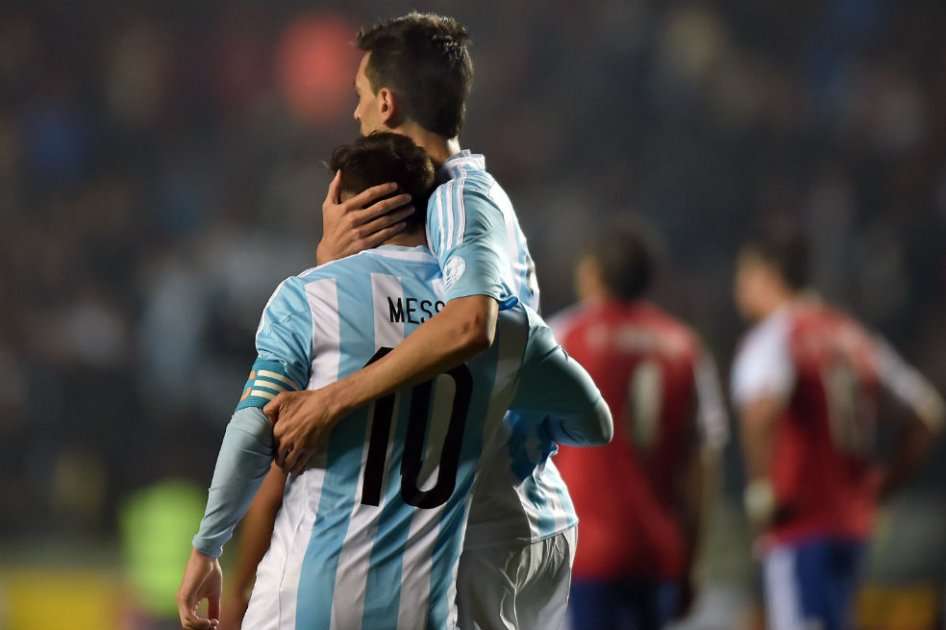 Lionel Messi y Javier Pastore celebran el segundo gol de Argentina contra Paraguay. Foto: AFP