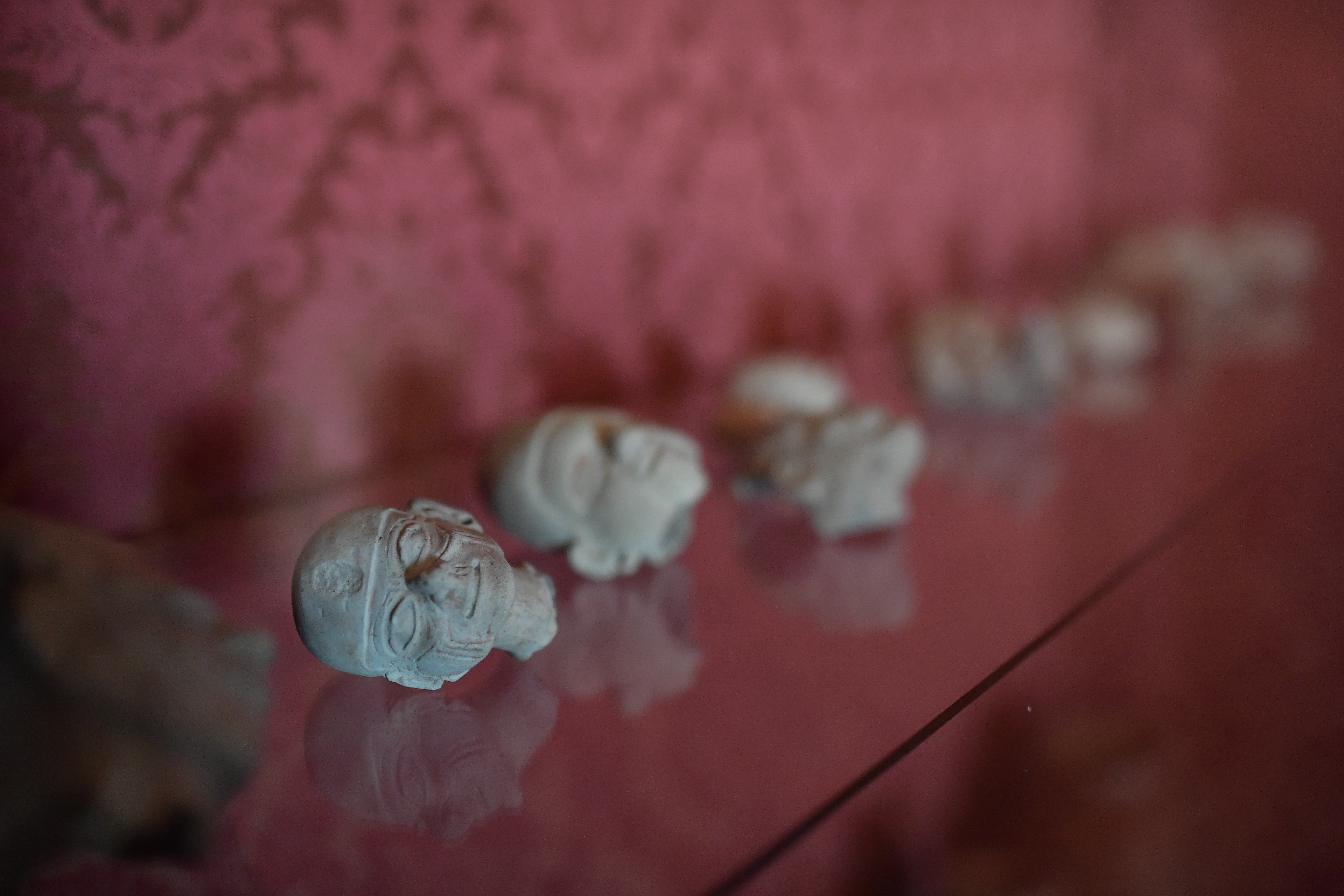 En una pequeña vitrina dentro del Palacio de San Carlos se encuentran expuestas, por primera vez, algunas de las piezas arqueológicas que han sido recientemente repatriadas.
