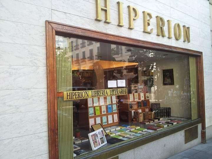 El único local de Hiperión, ubicado en el centro neurálgico del Madrid turístico, es el último refugio de locos y soñadores que buscan poesía.