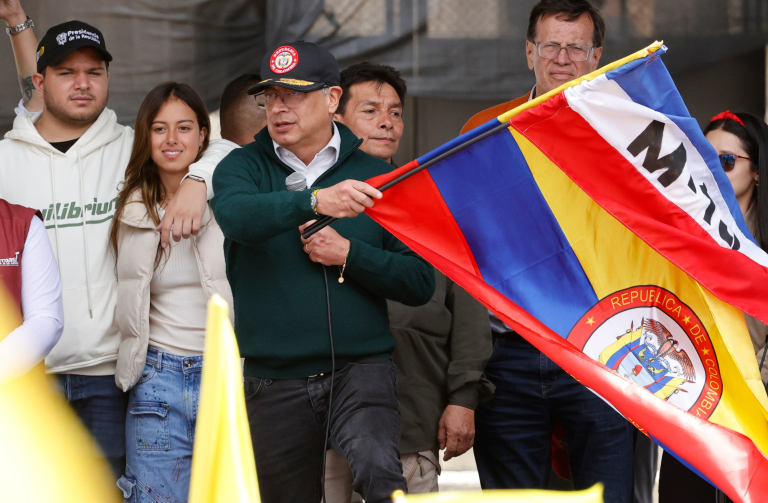 Los reclamos de víctimas por exceso de uso de símbolos del M-19 en el Gobierno Petro