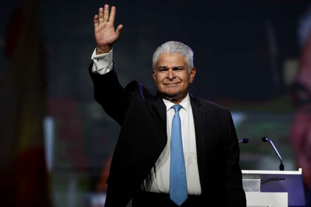 AME1285. CIUDAD DE PANAMÁ (PANAMÁ), 28/04/2024.- El candidato presidencial del partido RM, el exministro de Seguridad José Raúl Mulino, favorito en los sondeos para las elecciones del 5 de mayo, saluda durante el evento de cierre de su campaña electoral este domingo, en Ciudad de Panamá (Panamá). El 5 de marzo pasado, Mulino se convirtió oficialmente en el candidato presidencial del partido Realizando Metas (RM) después de que el Tribunal Electoral (TE) inhabilitara al expresidente Ricardo Martinelli (2009-2014) como aspirante al Ejecutivo tras ser sentenciado a más de 10 años de prisión por blanqueo de capitales. Algo más de 3 millones de panameños están llamados a las urnas el próximo 5 de mayo para elegir al nuevo presidente y vicepresidente, entre otros cargos como disputados y alcaldes. EFE/ Bienvenido Velasco
