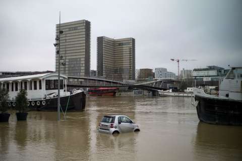 El río Sena, en París, alcanza su máximo en crecida