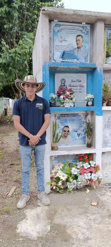 José Bula Moreno presenta sus respetos en la tumba de Rafael Moreno.