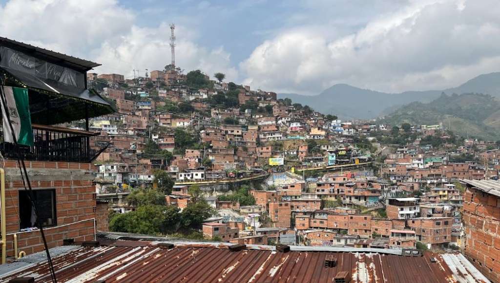 Vista de las comunas de Medellin. De acuerdo a la encuesta de percepción ciudadana realizada por Medellín Cómovamos en 2022, el 29,5% de las mujeres de la ciudad  manifestó sufrir esta situación de hambre en su hogar.