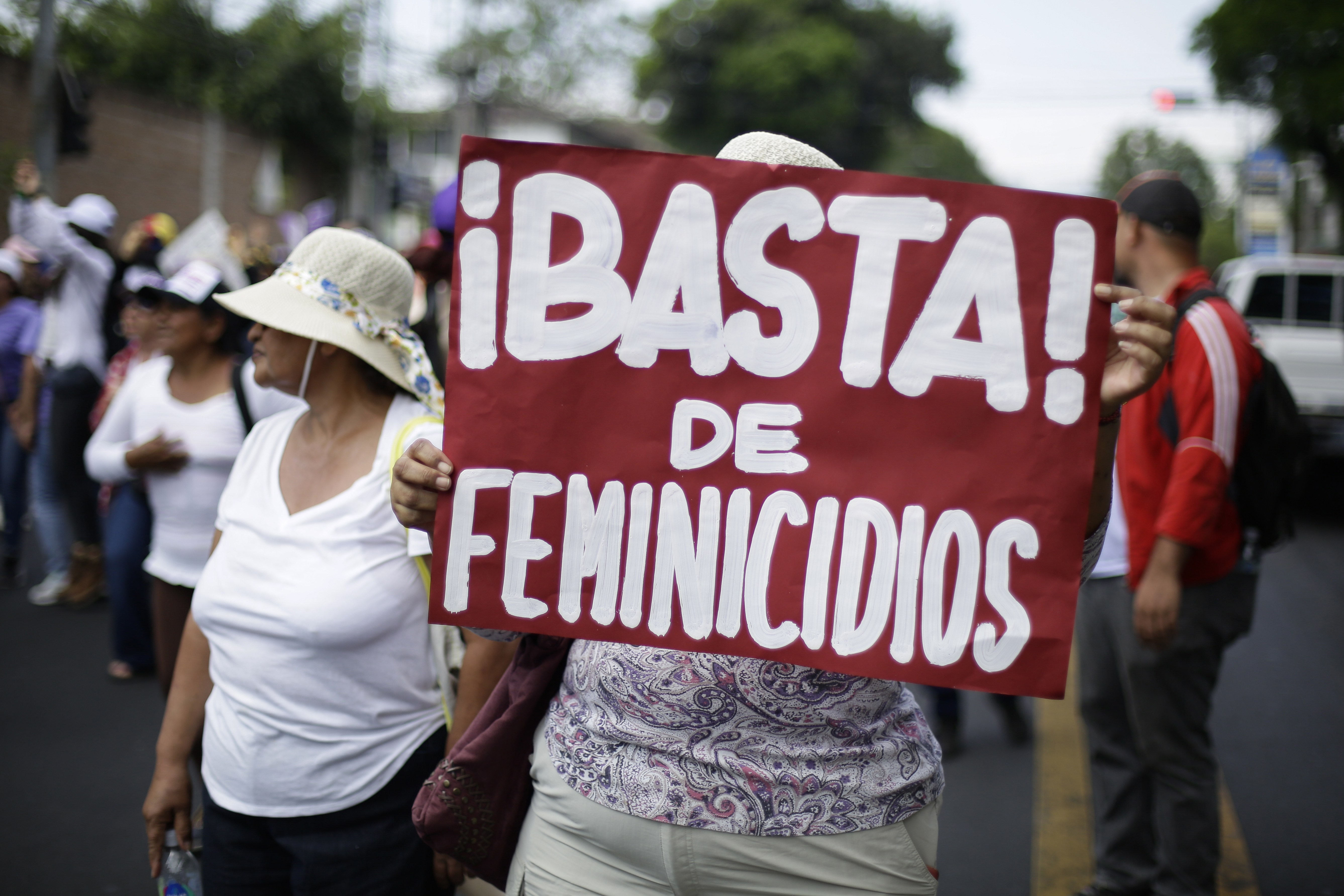 AME699. SAN SALVADOR (EL SALVADOR), 08/03/2023.- Diversas organizaciones de mujeres y feministas marchan hoy, para celebrar el Día Internacional de la Mujer, en San Salvador (El Salvador). Cientos de mujeres salvadoreñas exigieron este miércoles, con motivo del Día Internacional de la Mujer, el cese "inmediato" de la violencia que se ejerce desde el Estado, de la violencia que se genera en el marco de un régimen de excepción y de las desapariciones de niñas, adolescentes y jóvenes. EFE/ Rodrigo Sura