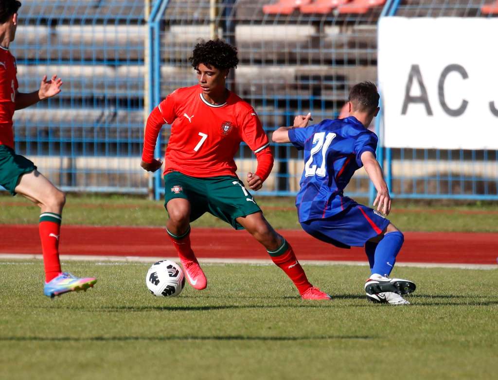 CAKOVEC (Croatia), 18/05/2025.- Cristiano Ronaldo Junior of Portugal (L) and Lovro Trupcevic of Croatia (R) in action during the Vlatko Markovic International Tournment under-15 final soccer match between Portugal and Croatia in Cakovec, Croatia, 18 May 2025. (Croacia) EFE/EPA/ANTONIO BAT
