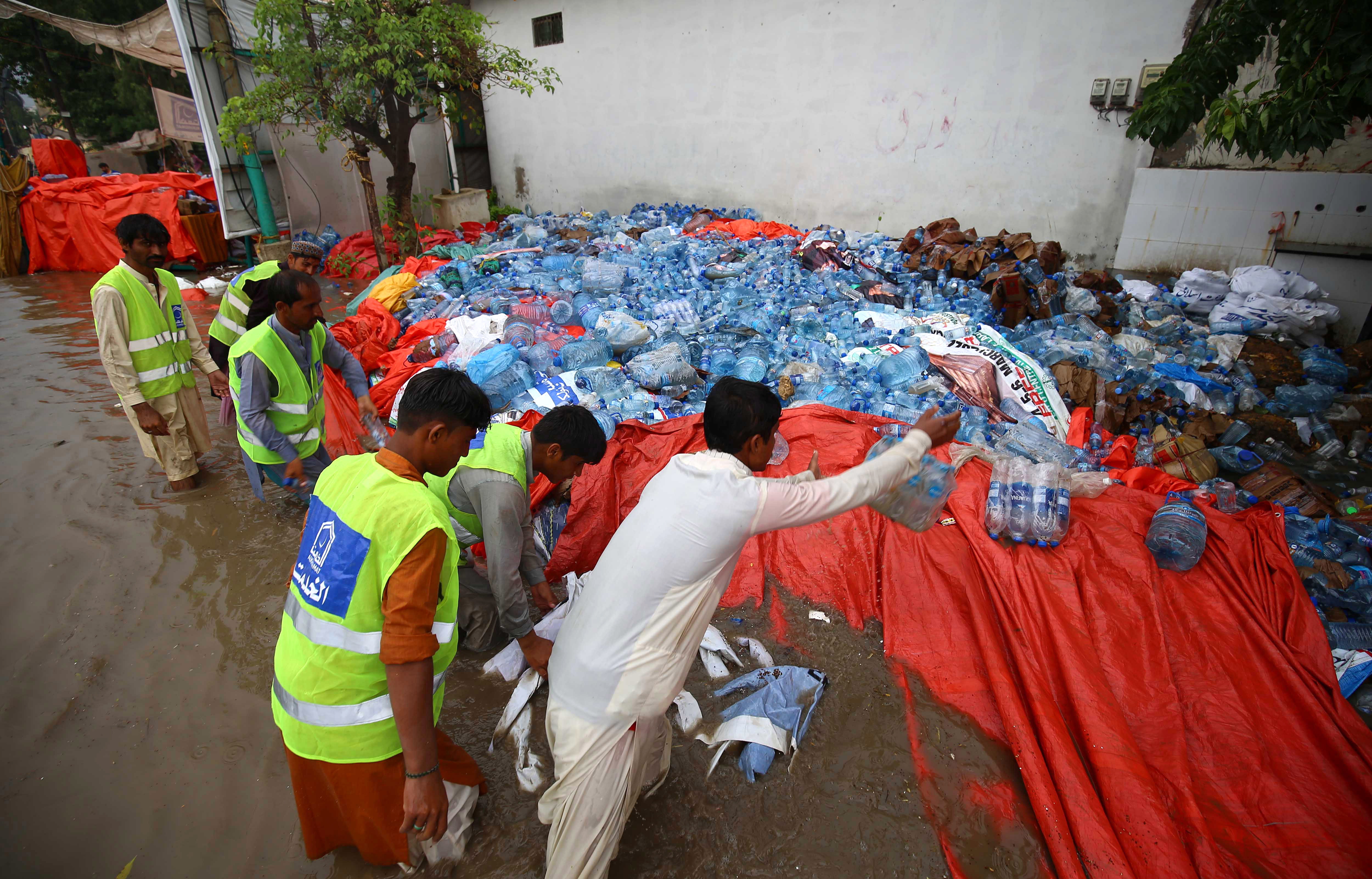 Karachi (Pakistan), 13/09/2022.- Volunteers salvage rations that was to be distributed to flood affected areas, after heavy rains in Karachi, Sindh province, Pakistan, 13 September 2022. According ?to disaster management authorites, around 160 bridges and 5,000 km (3,200 miles) of roads have been destroyed or damaged, 3.5 million acres of crops af?fected and about 800,000 livestock lost. Flash floods triggered by heavy monsoon rains have killed over 1,200 people across Pakistan since mid-June 20?22. More than 33 million people have been affected by floods, the country's climate change minister Sherry Rehman said. (Inundaciones) EFE/EPA/SHAHZAIB AKBER
