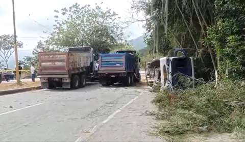 Choque entre dos volquetas y un bus dejó 12 heridos en la vía Lebrija- Girón