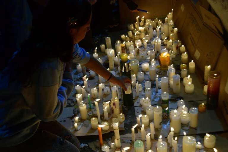 Velatón en el barrio La Sierra, San Cristóbal, por la salud de los niños que se debaten entre la vida y la muerte tras un grave accidente.