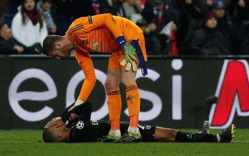 El arquero de Manchester United consuela a un colega del PSG. / EFE