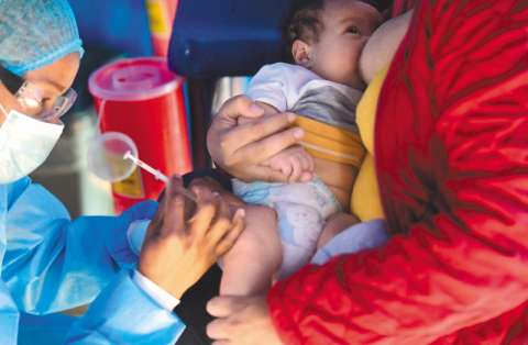 Vacunas que no llegan: “niños cero dosis” aumentan en las Américas pese a avances