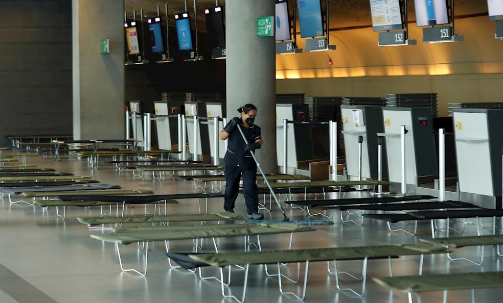 El aeropuerto El Dorado se transformó en hotel para ayudar a extranjeros varados en Bogotá por coronavirus. / EFE