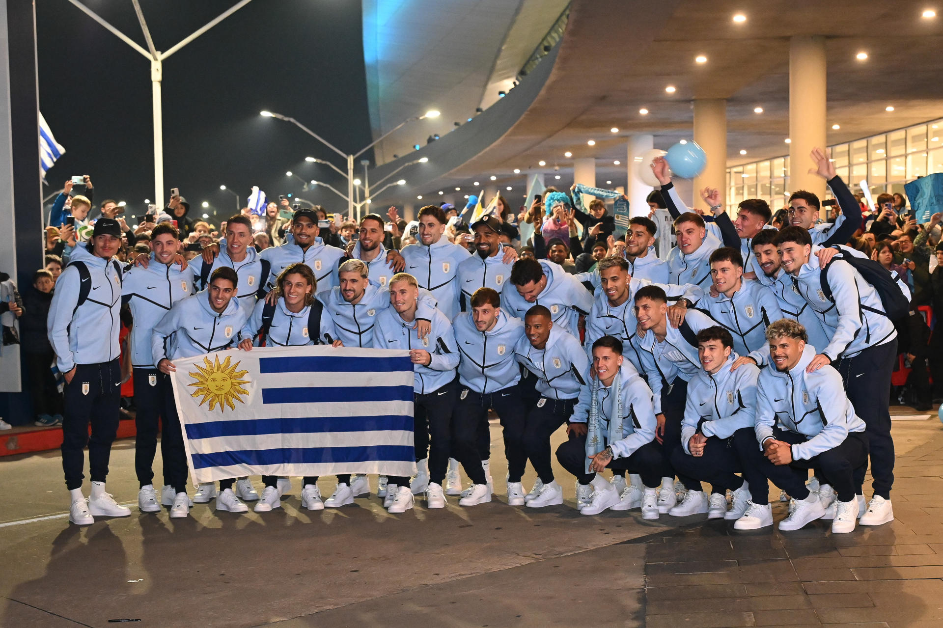 AME312. MONTEVIDEO (URUGUAY), 09/06/2026.- Jugadores de Uruguay posan este martes, durante la despedida a la selección en el Aeropuerto de Carrasco en Montevideo (Uruguay). EFE/ Federico Gutiérrez