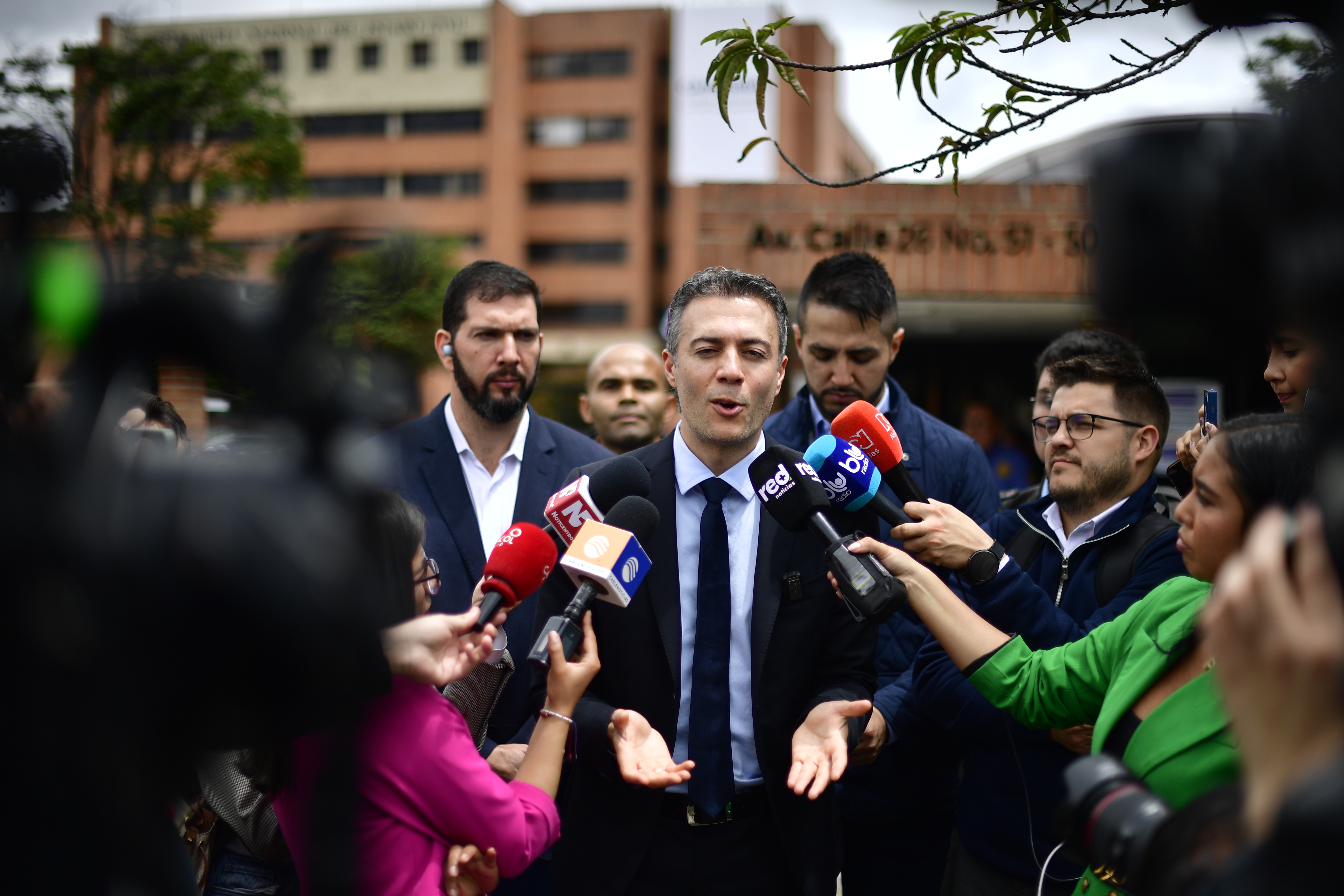 Durante rueda de prensa en la registraduría