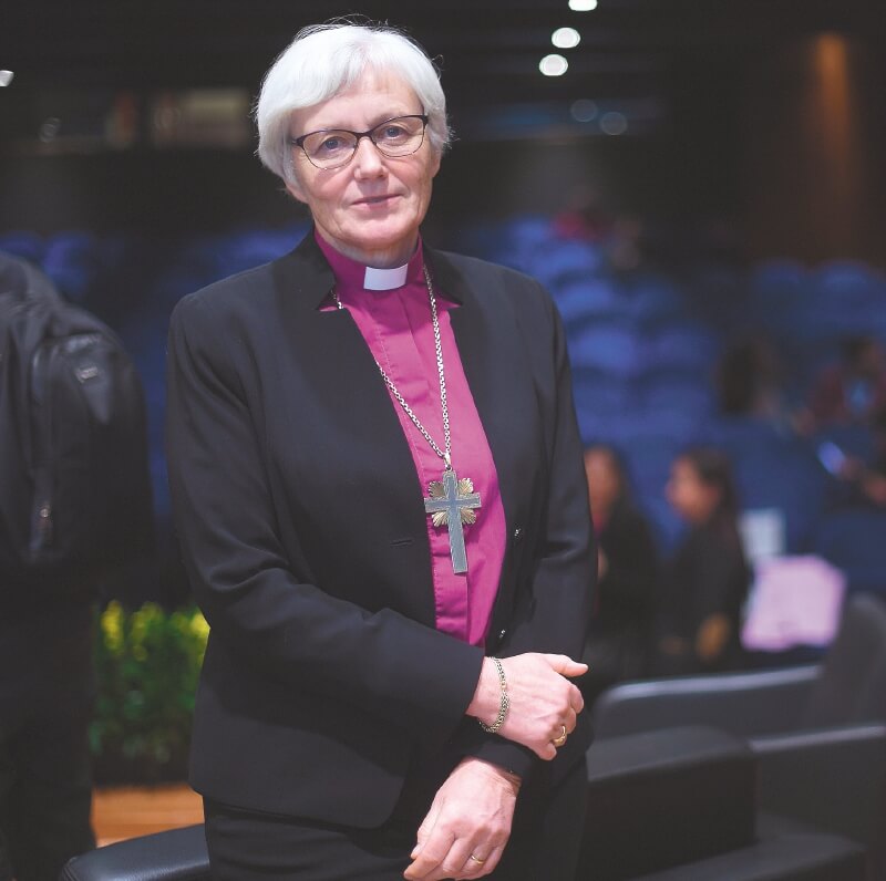 La arzobispa Antje Jackelén nació en Alemania, es docente de teología, usa clériman y en su cuello se cuelga una cruz. / Cristian Garavito
