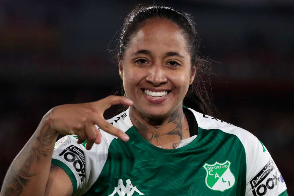 AME1076. BOGOTÁ (COLOMBIA), 16/08/2024.- Manuela Pavi de Cali celebra un gol este viernes, en la final de la Liga Profesional Femenina entre Santa Fe y Deportivo Cali en el estadio El Campín en Bogotá (Colombia). EFE/ Carlos Ortega