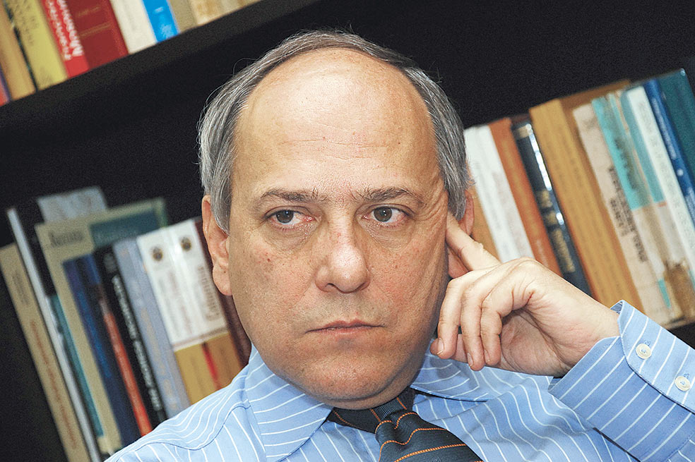 José Obdulio Gaviria es el John Vincent Moon que describió Jorge Luis Borges en “La forma de la espada”. / Archivo - El Espectador