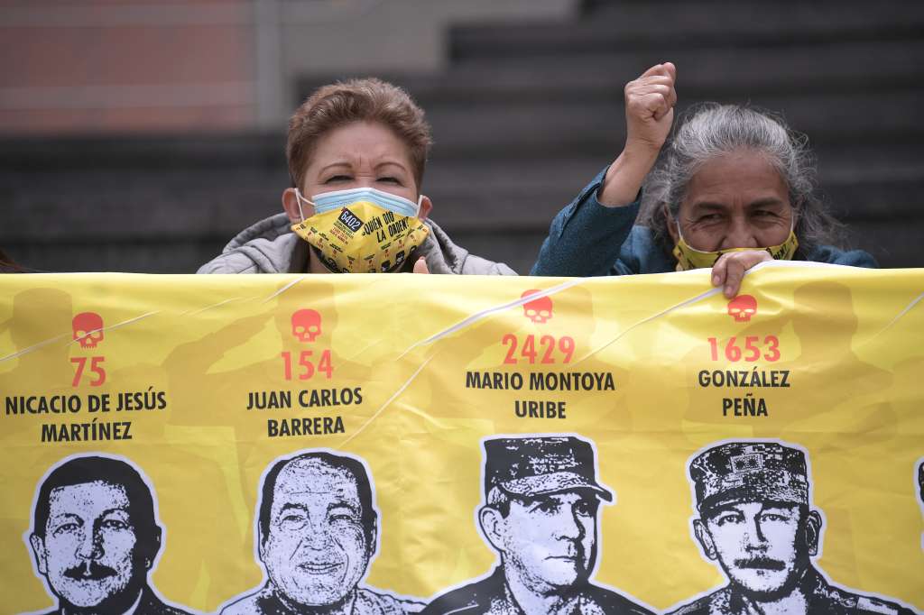 Las madres de falsos positivos (Mafapo) se hicieron presente a las afueras de la Fiscalía y Tribunales de Bogotá y Cundinamarca, en la imputación contra el general (r) Mario Montoya por falsos positivos. Las víctimas esperan que los militares implicados reciban la misma acción que Montoya en el macrocaso que adelanta la JEP por las ejecuciones extrajudiciales.