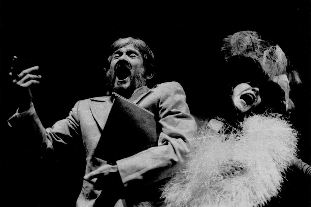 Fotografía de la obra "Opera Bufa" del Teatro Experimental de Cali, dirigida por Enrique Buenaventura.