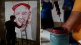 Artista pinta murales con sangre para rechazar la discriminación y la violencia
