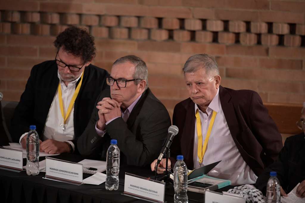 Julián Gallo Cubillos, Pastor Alape, Rodrigo Londoño, Rodrigo Granda, Milton de Jesús Toncel, Pablo Catatumbo y Jaime Alberto Parra, miembros del antiguo secretariado de la extinta guerrilla Farc, admitiendo su responsabilidad por los miles de secuestros durante la primer jornada de audiencias de reconocimiento ante víctimas y Magistrados de la JEP.