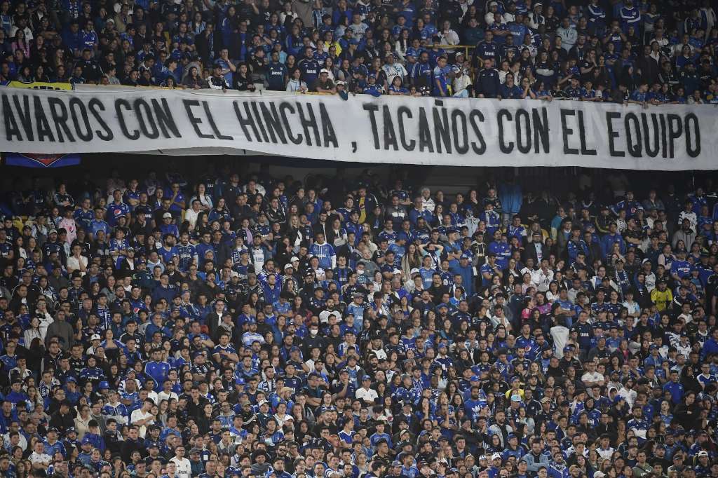 Hinchas de Millonarios durante el compromiso ante Santa Fe en el Estadio El Campin de Bogotá