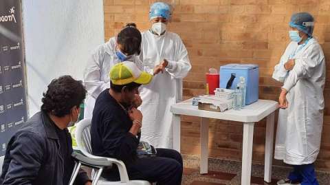 Solo el 60 % la población de 50-59 está inmunizada contra el COVID-19 en el país