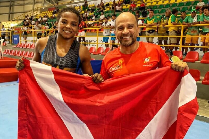 La vallecaucana Jackeline Rentería con su entrenador y amigo inseparable, Víctor Hugo Capacho. / Cortesía Indervalle