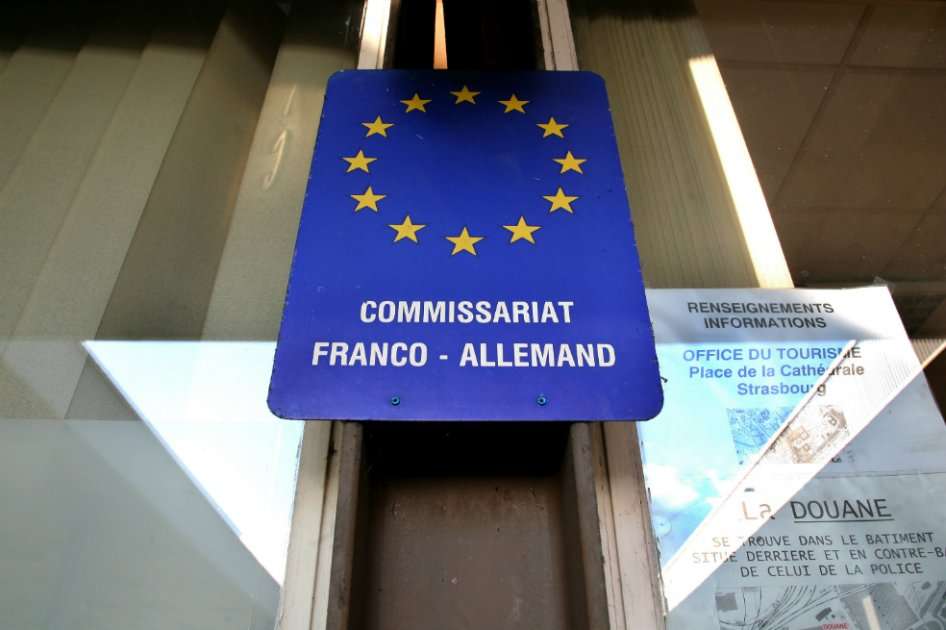 Un signo de la Unión Europea se sitúa en el cruce fronterizo entre Kehl, Alemania y Estrasburgo, Francia, / Bloomberg News