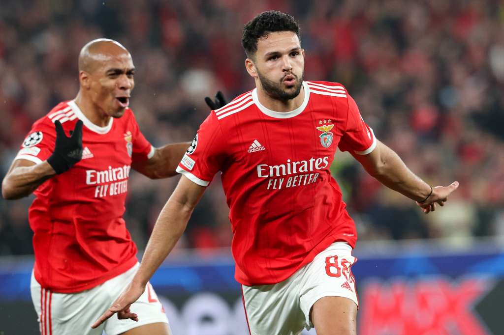 Lisbon (Portugal), 07/03/2023.- Benfica's Goncalo Ramos (R) celebrates after scoring the 2-0 goal during the UEFA Champions League second leg soccer match between Benfica and Club Brugge, in Lisbon, Portugal, 07 March 2023. (Liga de Campeones, Lisboa) EFE/EPA/ANTONIO COTRIM