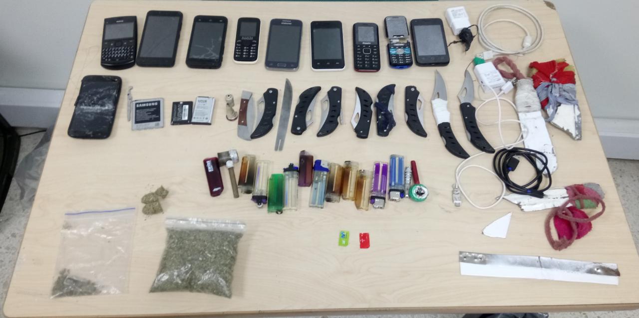 El Esmad encontró celulares, armas blancas y estupefacientes en propiedad de los reclusos de la URI de Puente Aranda. / Cortesía.