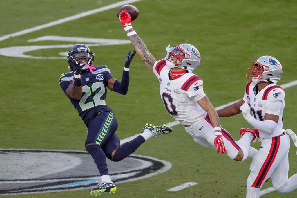 SANTA CLARA (United States), 08/02/2026.- New England Patriots cornerback Christian Gonzalez (C) breaks up a pass intended for Seattle Seahawks wide receiver Rashid Shaheed (L) during the first half of Super Bowl LX between the New England Patriots and the Seattle Seahawks at the Levi's Stadium in Santa Clara, California, USA, 08 February 2026. EFE/EPA/CHRIS TORRES