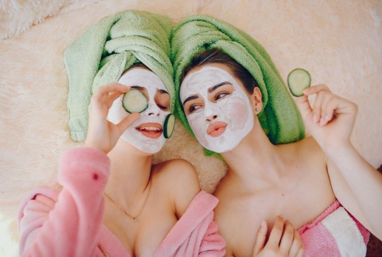7 claves para cuidar tu cabello y piel durante las vacaciones de mitad de año
