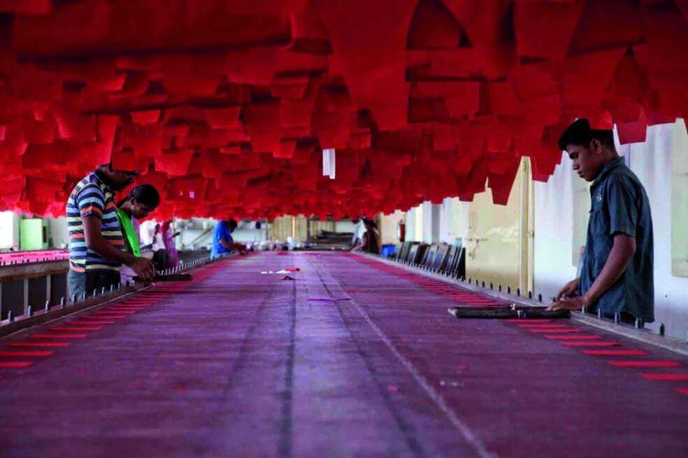 Trabajadores de la industria textil en India. La industria de la moda es responsable del 8 al 10% de las emisiones globales de carbono. / Wikimedia Commons