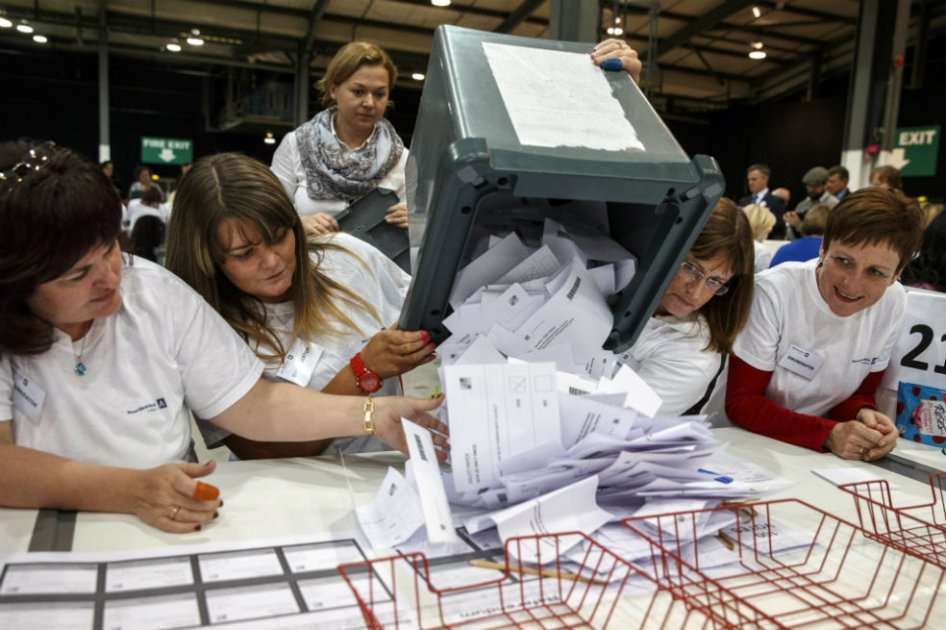 Autoridades realizan el conteo de votos del referéndum en Aberdeen, Escocia.