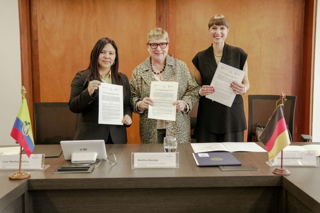 La viceministra de Educación preescolar, básica y media, Lucy Maritza Molina Acosta; la embajadora de Alemania en Colombia, Martina Klumpp; y la directora del Instituto Goethe en Colombia, Stephanie Maiwald, firmaron el memorando de entendimiento.