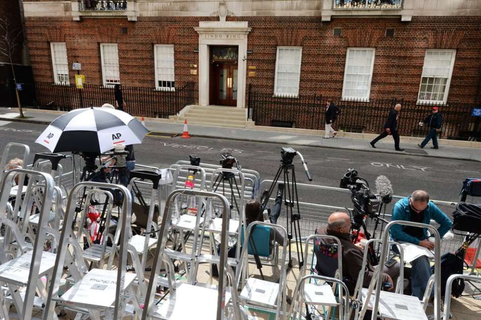 Medios británicos hacen guardia frente al hospital londinense de St. Mary, en Londres (Reino Unido), donde la duquesa de Cambridge dará a luz a mediados de mes a su primogénito y tercero en la línea de sucesión al trono inglés. / Efe