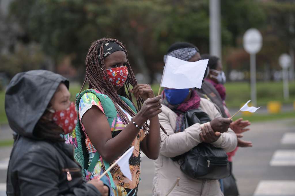 Plantón frente al bunker de la Fiscalía para protestar contra las recientes masacres ocurridas en diferentes regiones de Colombia. Estudiantes y colectivos afrodescendiente pidieron que las autoridades actúen para que haya justicia.