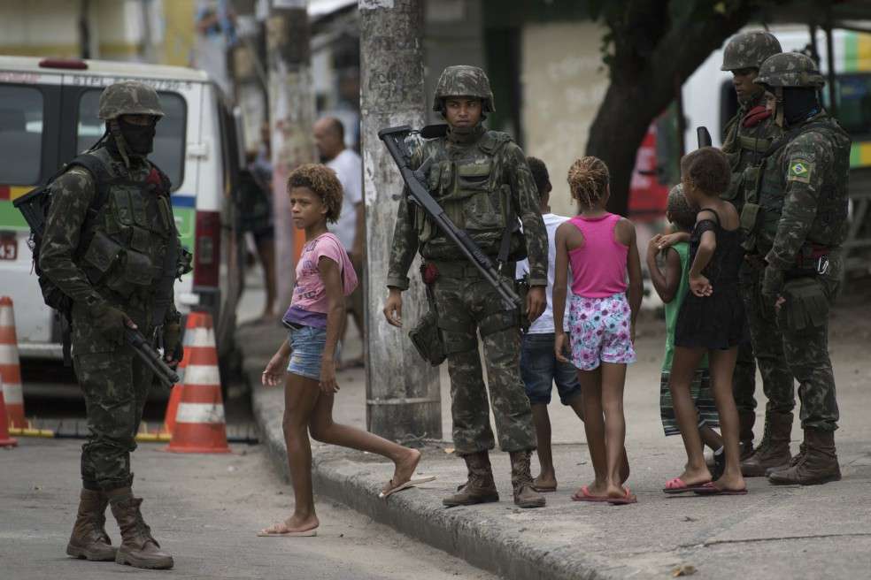 Los militares en la favela Vila Kennedy de Río Janeiro.  / AFP